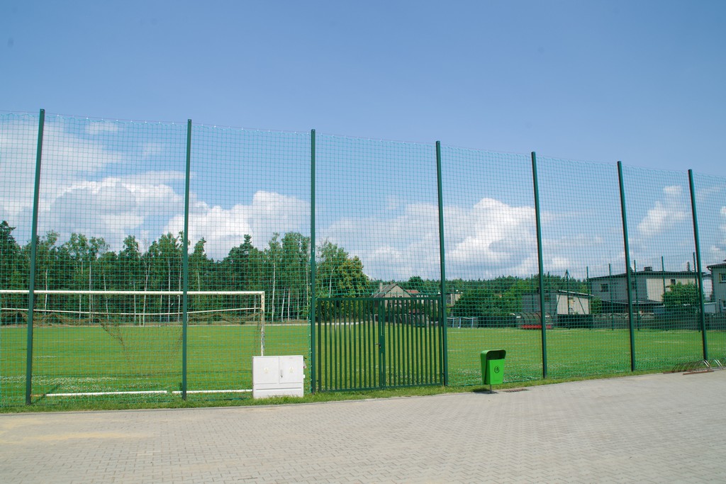 fotografia przedstawia widok piłkochwytów na boiskach LKS Małapanew Kuczów